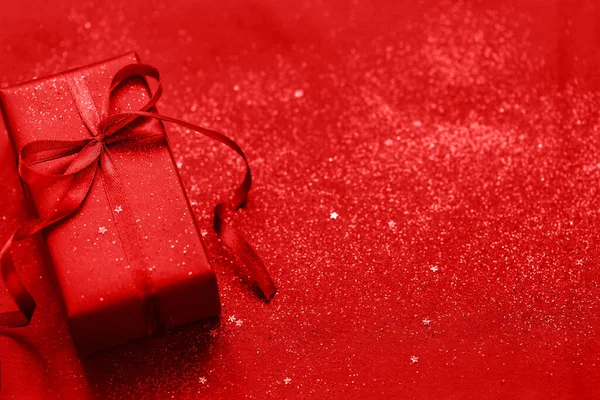 红色礼品盒或红色礼品盒 红色闪烁着节日的光芒 衬托出美丽的背景 节日的概念 — 图库照片