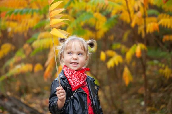 Fată Blondă Zâmbitoare Care Deține Frunze Roșii Galbene Parcul Însorit — Fotografie, imagine de stoc