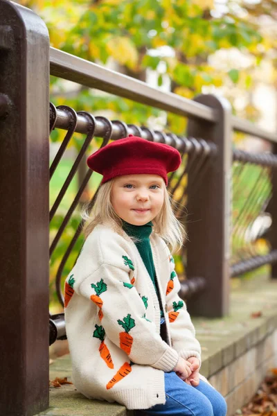 Vacker Leende Blond Flicka Solig Höstdag Barnlek Parken Hösten — Stockfoto