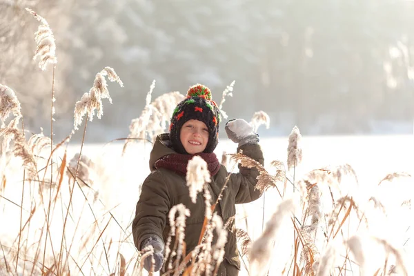 Tempo Inverno Rapaz Bonito Divertindo Brincando Com Neve Fresca Floresta — Fotografia de Stock