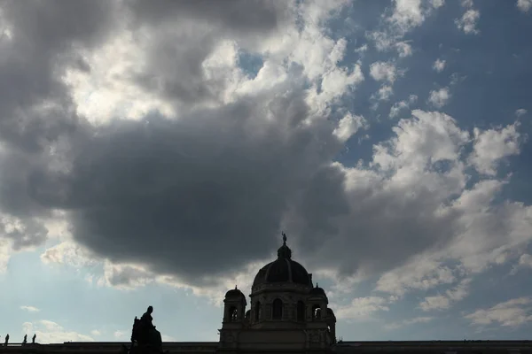 Dach Budynku Maria Theresien Platz Sylwetki Zachmurzone Niebo Wiedeń Austria — Zdjęcie stockowe
