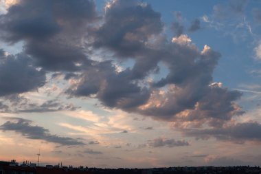 Gün batımı bulutlar Prag, Çek Cumhuriyeti.