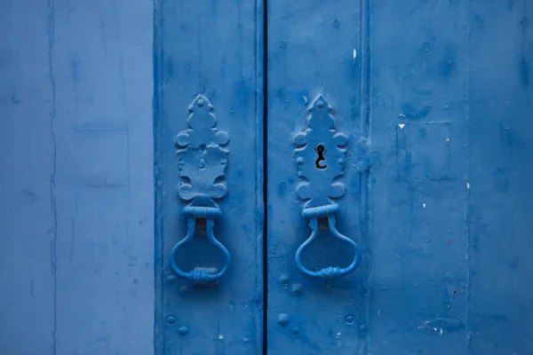 Dveřní klepadla na modré dveře v Lisabonu, Portugalsko. — Stock fotografie