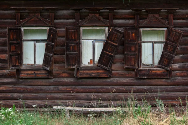 Окна Старой Деревянной Хижины Деревне — стоковое фото