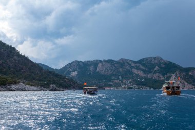 Deniz teknelerinin, dağların ve fırtınalı gökyüzünün pruvasından