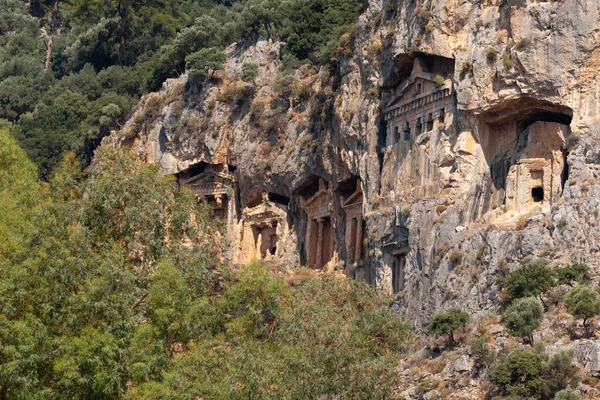 Ликийские гробницы, высеченные в скалах недалеко от города Далянь в провинции Мармарис в Турции — стоковое фото