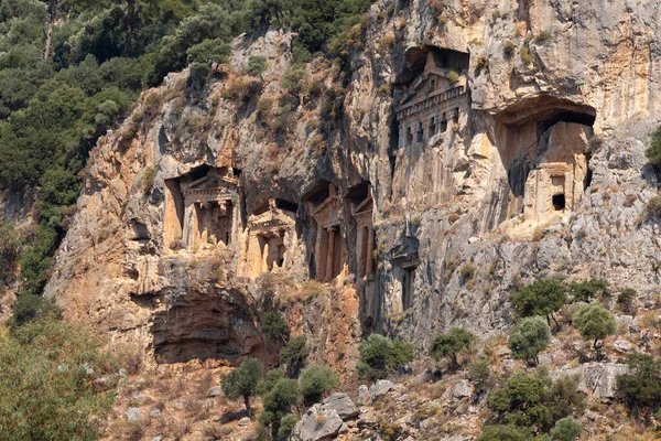 Ликийские гробницы, высеченные в скалах недалеко от города Далянь в провинции Мармарис в Турции — стоковое фото