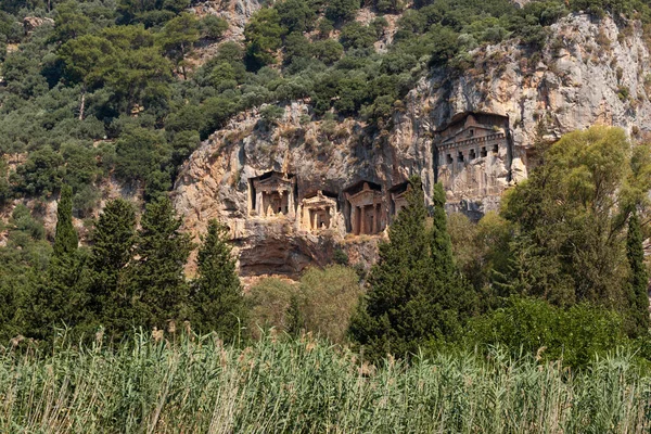 Túmulos de montanha reais de Lícia esculpidos nas rochas perto da cidade de Dalyan, na província de Marmaris, na Turquia — Fotografia de Stock