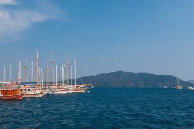 Tekneler bir su kütlesinin yanına yanaşır.