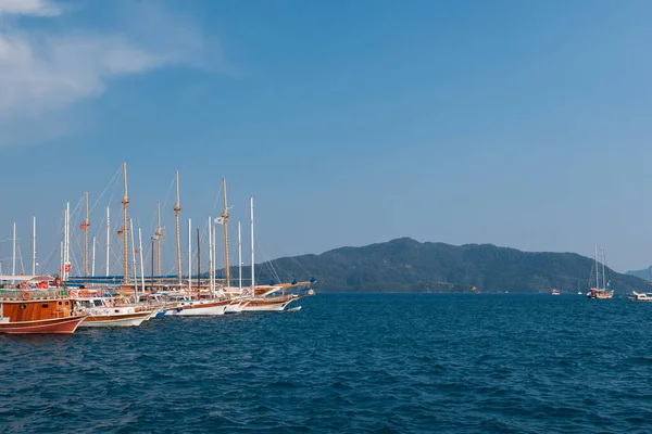 Tekneler bir su kütlesinin yanına yanaşır.