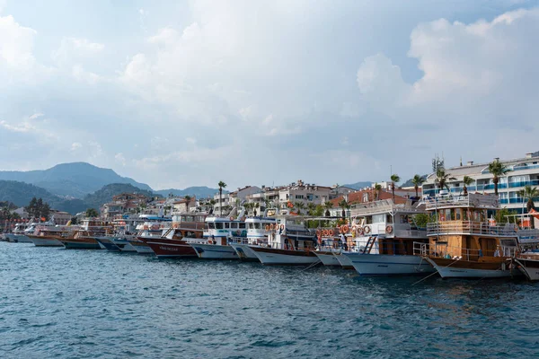 Tekneler bir su kütlesinin yanına yanaşır.