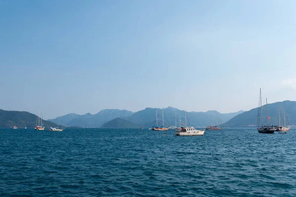 Körfezde yüzen yatlar, tekneler ve yelkenliler