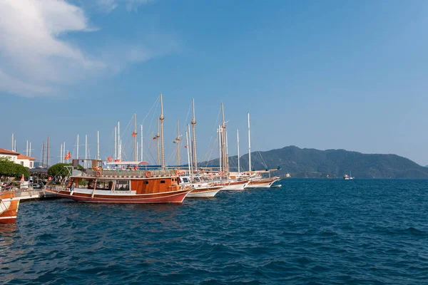 Tekneler bir su kütlesinin yanına yanaşır.