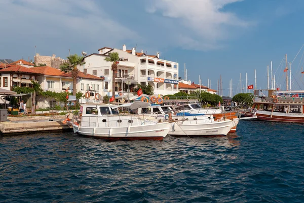 Tekneler bir su kütlesinin yanına yanaşır.