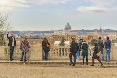 Roma, İtalya, Aralık - 2017 - izliyor ve Roma cityscape monte pincio bakış açısıyla fotoğrafını çekmek turist gurup.