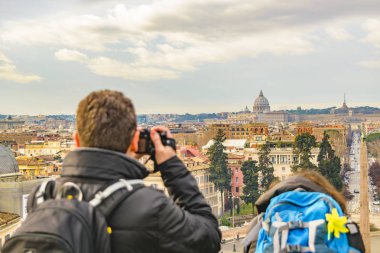 Roma cityscape monte pincio bakış açısıyla fotoğrafını çekmek çift.