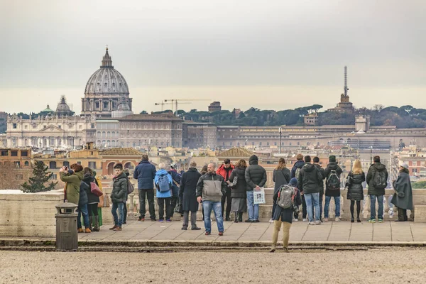 Roma, İtalya, Aralık - 2017 - izliyor ve Roma cityscape monte pincio bakış açısıyla fotoğrafını çekmek turist gurup.