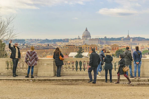 Roma, İtalya, Aralık - 2017 - izliyor ve Roma cityscape monte pincio bakış açısıyla fotoğrafını çekmek turist gurup.
