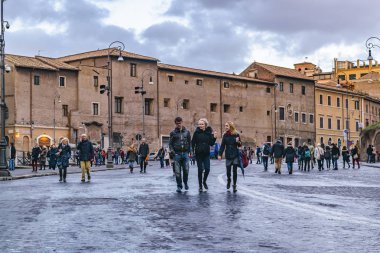 Roma, İtalya, Ocak - 2018 - insanlar Sokağı'nda Roma şehir Tiyatrosu'nda marcellus ile yürüyüş.