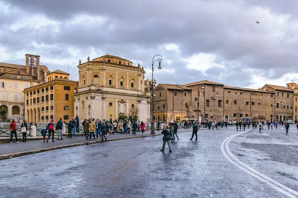 Roma, İtalya, Ocak - 2018 - insanlar Sokağı'nda Roma şehir Tiyatrosu'nda marcellus ile yürüyüş.