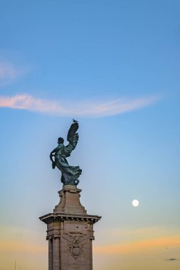 İtalya 'nın başkenti Roma' da bulunan Vittorio Emanuele II anıtındaki dış gece manzaralı heykel