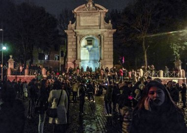 Roma, Italya, Aralık-2017-Roma City, Italya Piazza Trilussa at yeni yıl arifesinde bekleyen insanlar gösteren gece sahnesi çekim