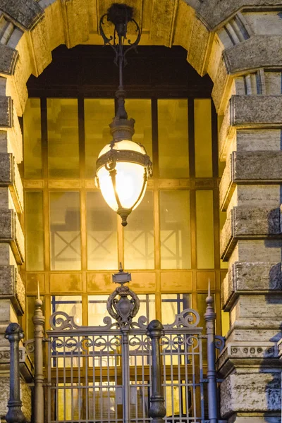 ローマ市 イタリアのアークドアの前に大きな装飾ランプ — ストック写真