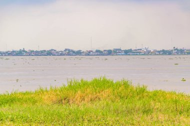 Babahayo Nehri kıyılarına duran şehir görünümü ile peyzaj sahnesi, Ekvador