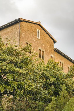 Roma şehrinde eski mimarinin düşük açılı dış görünümü, Italya