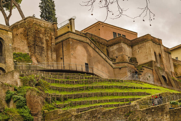 Внешние древние крепостные стены Джардино дельи аранчи в Риме, Италия
