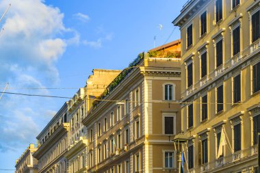 Roma şehir apartmanda düşük açılı kentsel görünümünü