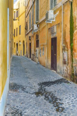 Roma şehir merkezinde boş sokakta kentsel kış günü sahnesi, Italya