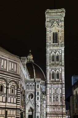 Düşük açılı görünümü gece sahne ünlü santa maria dei fiore Katedrali ve campanile di giotto Floransa, İtalya