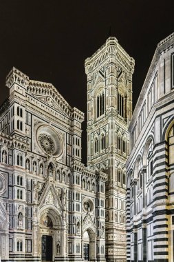 Düşük açılı görünümü gece sahne ünlü santa maria dei fiore Katedrali ve campanile di giotto Floransa, İtalya