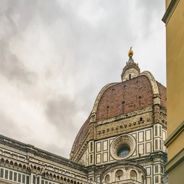 Vista Baixo Ângulo Famosa Cúpula Catedral Santa Maria Dei Fiore — Fotografia de Stock