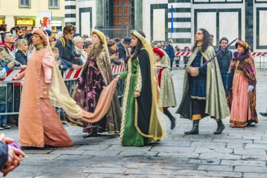 FLORENCE, ITALY, JANUARY - 2018 - 6 Ocak 'ta Floransa, İtalya' daki Piazza del Duomo 'da geleneksel kostüm geçidi