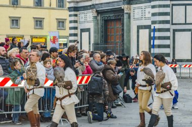 FLORENCE, ITALY, JANUARY - 2018 - 6 Ocak 'ta Floransa, İtalya' daki Piazza del Duomo 'da geleneksel kostüm geçidi