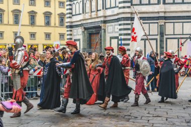 FLORENCE, ITALY, JANUARY - 2018 - 6 Ocak 'ta Floransa, İtalya' daki Piazza del Duomo 'da geleneksel kostüm geçidi