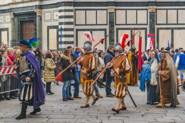 FLORENCE, ITALY, JANUARY - 2018 - 6 Ocak 'ta Floransa, İtalya' daki Piazza del Duomo 'da geleneksel kostüm geçidi
