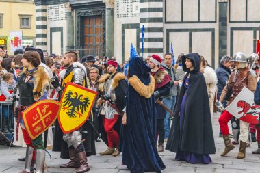 FLORENCE, ITALY, JANUARY - 2018 - 6 Ocak 'ta Floransa, İtalya' daki Piazza del Duomo 'da geleneksel kostüm geçidi