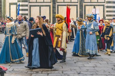 FLORENCE, ITALY, JANUARY - 2018 - 6 Ocak 'ta Floransa, İtalya' daki Piazza del Duomo 'da geleneksel kostüm geçidi