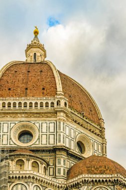 İtalya, Floransa 'daki ünlü Santa Maria Dei Fiore Katedrali' nin alçak açılı görüntüsü