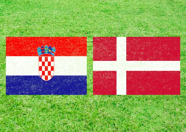 Chorwacja Porównaniu Danii Flagi Ikona Nad Trawa Tło — Zdjęcie stockowe
