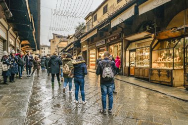 Floransa, Italya, Ocak-2018-Florence City, Italya ünlü Ponte Vecchio lüks mağazaları bol Iç geçit
