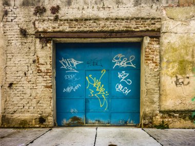 Kentsel çürüme ortamında ön görüş garaj kapısı