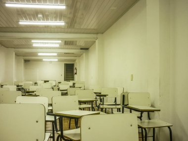 Boş sınıf beyaz sandalyeler büyük bir grup perspektif görünümü.