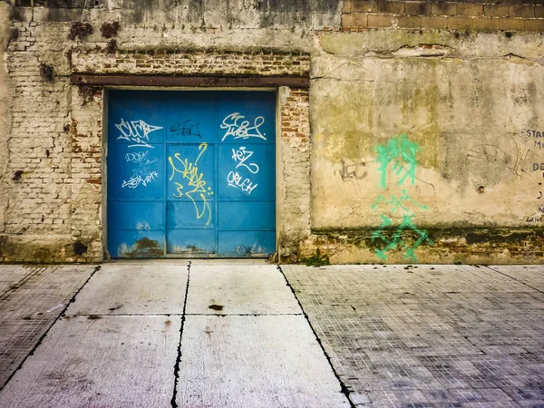Дверь Гаража Видом Спереди Условиях Городского Упадка — стоковое фото
