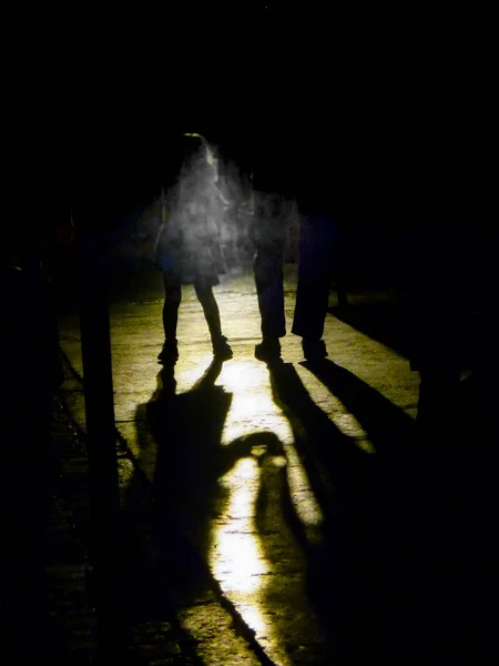 Scène Rue Urbaine Sombre Avec Les Jambes Des Gens Silhouette — Photo
