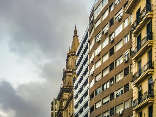 Niedriger Winkel Ansicht Eklektischen Stil Gebäude Gegen Bewölkten Himmel Hintergrund — Stockfoto