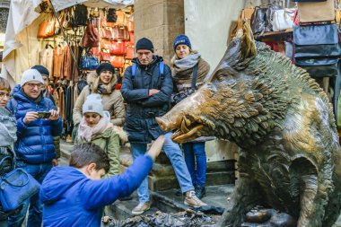 Floransa, İtalya, Ocak - 2018 - geleneksel ritüel yaban domuzu ağız heykel tarihi merkezi Floransa, İtalya, san lorenzo pazarında dokunmadan